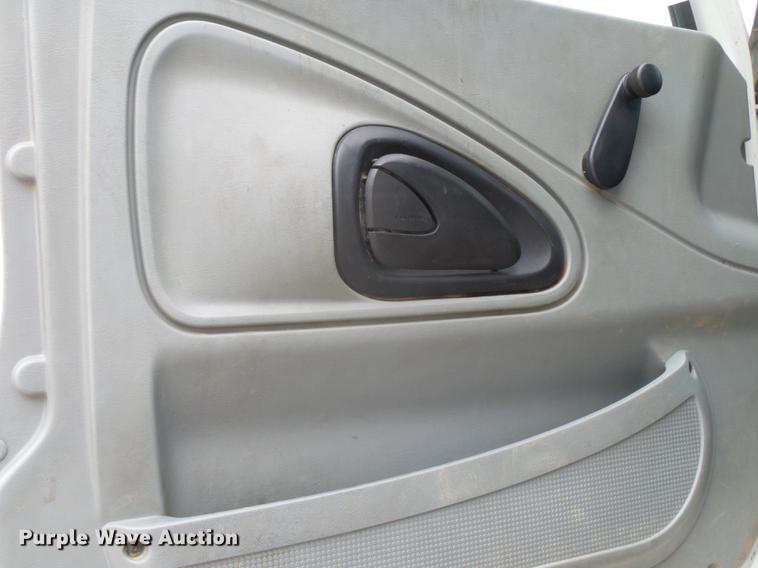 image for item DE3659 2005 International 7400 digger derrick truck