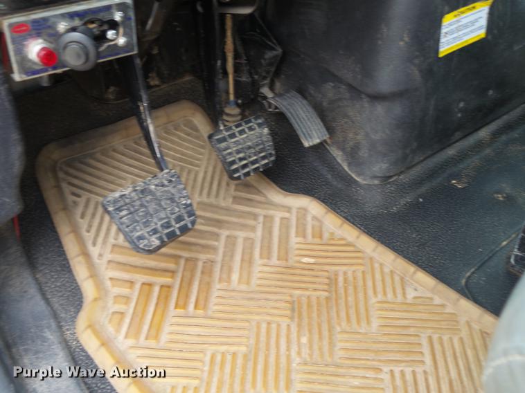 image for item DE3659 2005 International 7400 digger derrick truck