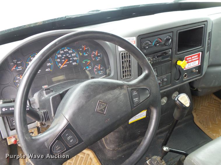 image for item DE3659 2005 International 7400 digger derrick truck