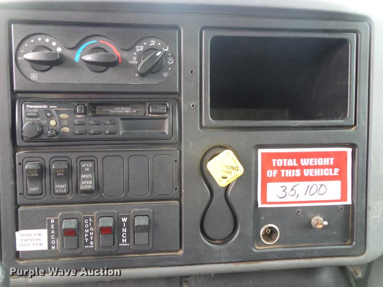 image for item DE3659 2005 International 7400 digger derrick truck