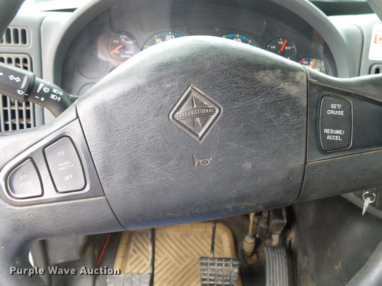 image for item DE3659 2005 International 7400 digger derrick truck