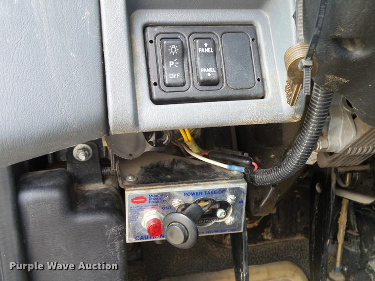 image for item DE3659 2005 International 7400 digger derrick truck