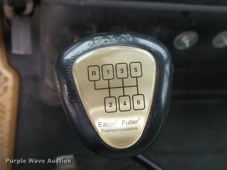 image for item DE3659 2005 International 7400 digger derrick truck