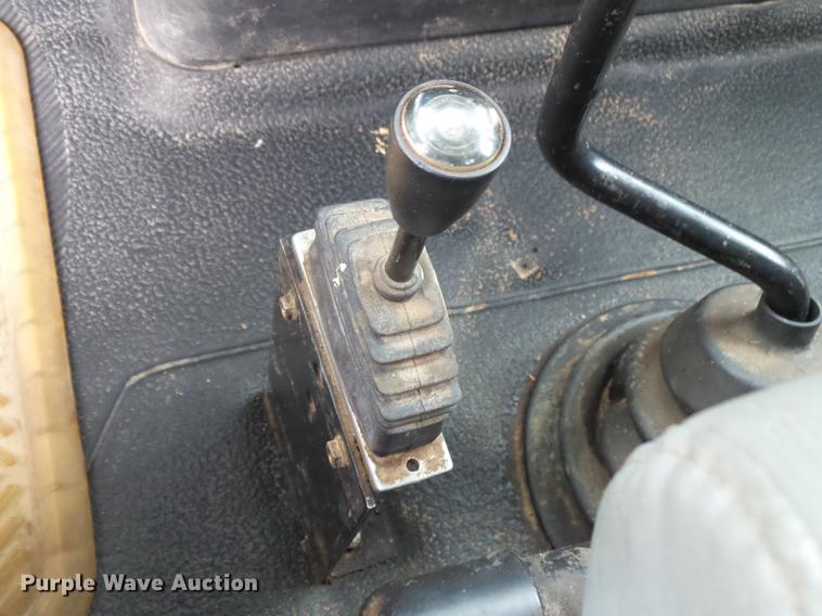 image for item DE3659 2005 International 7400 digger derrick truck