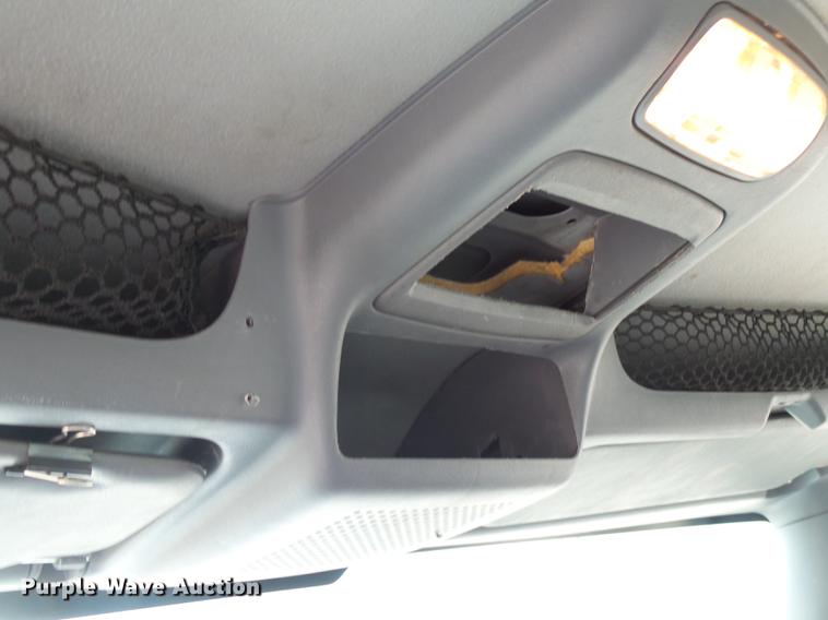 image for item DE3659 2005 International 7400 digger derrick truck