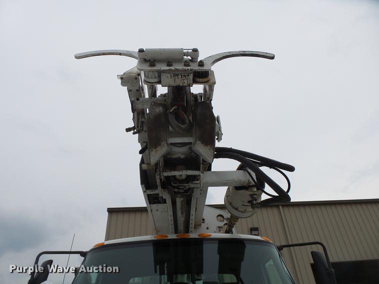 image for item DE3659 2005 International 7400 digger derrick truck