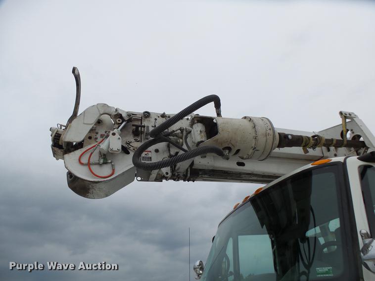 image for item DE3659 2005 International 7400 digger derrick truck