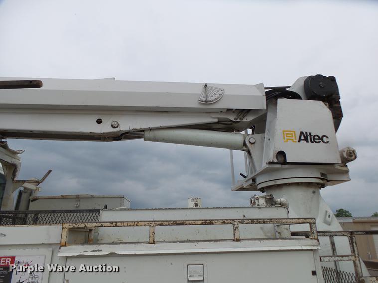 image for item DE3659 2005 International 7400 digger derrick truck