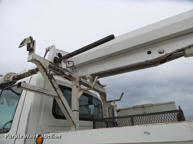 image for item DE3659 2005 International 7400 digger derrick truck