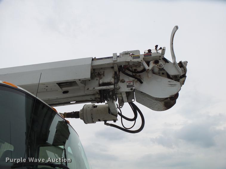 image for item DE3659 2005 International 7400 digger derrick truck