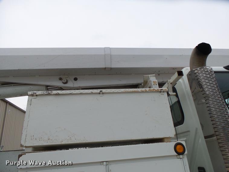 image for item DE3659 2005 International 7400 digger derrick truck