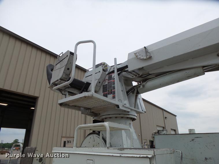 image for item DE3659 2005 International 7400 digger derrick truck