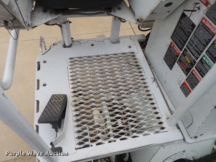 image for item DE3659 2005 International 7400 digger derrick truck