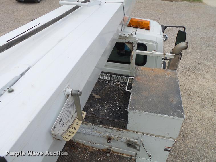 image for item DE3659 2005 International 7400 digger derrick truck