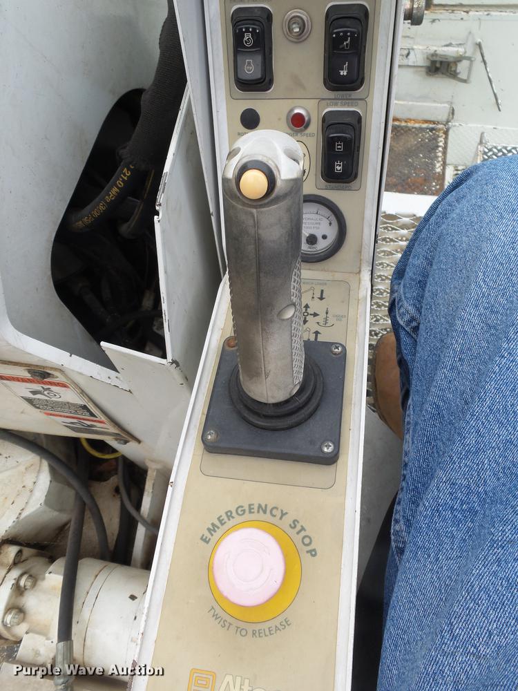 image for item DE3659 2005 International 7400 digger derrick truck