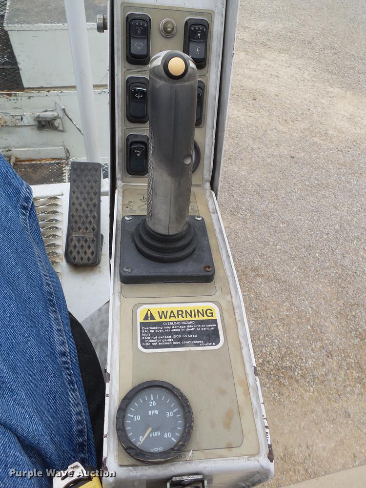 image for item DE3659 2005 International 7400 digger derrick truck