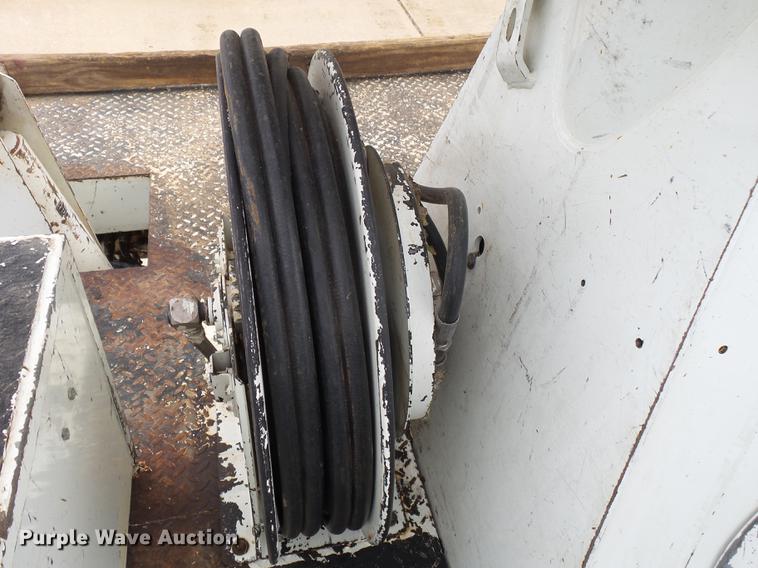 image for item DE3659 2005 International 7400 digger derrick truck