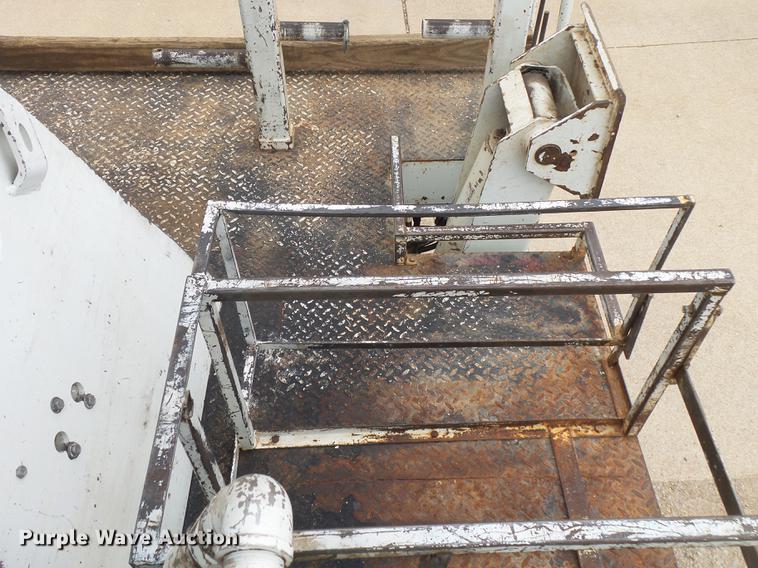 image for item DE3659 2005 International 7400 digger derrick truck