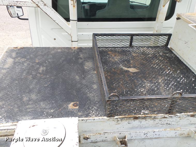 image for item DE3659 2005 International 7400 digger derrick truck