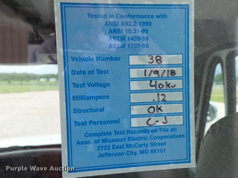 image for item DE3659 2005 International 7400 digger derrick truck