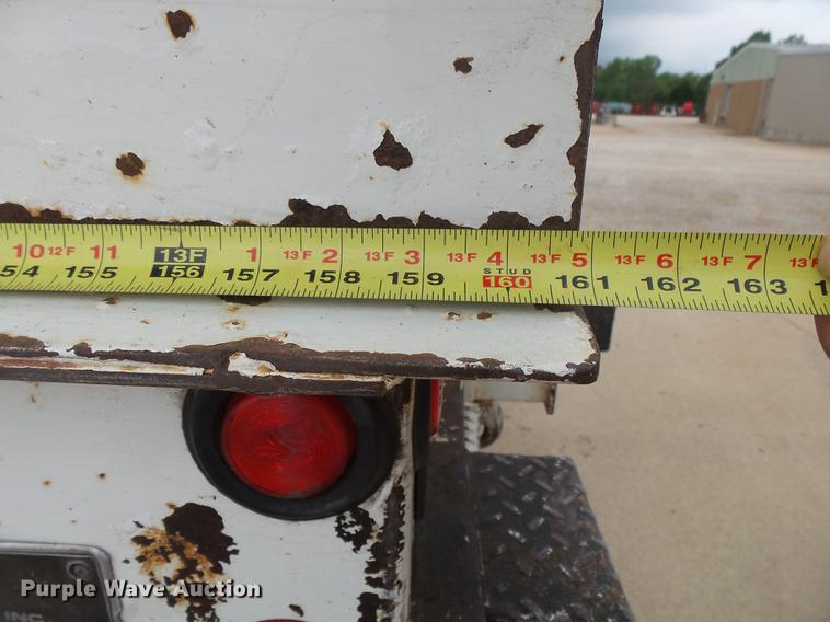 image for item DE3659 2005 International 7400 digger derrick truck