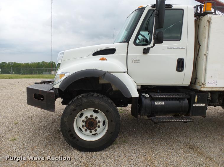 image for item DE3660 2004 International 7400 pressure digger truck