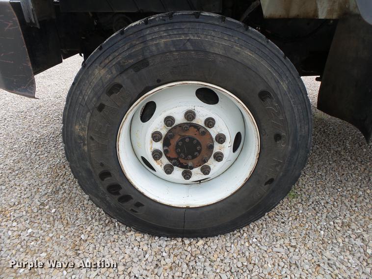 image for item DE3660 2004 International 7400 pressure digger truck