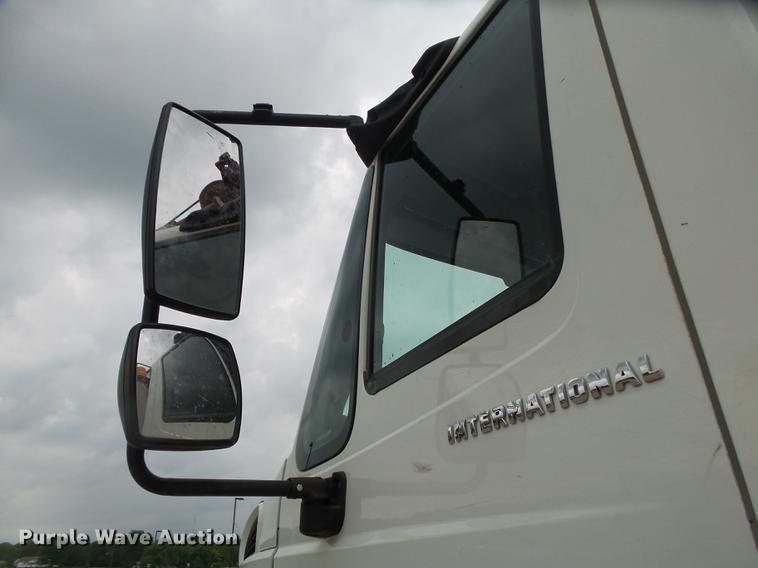 image for item DE3660 2004 International 7400 pressure digger truck