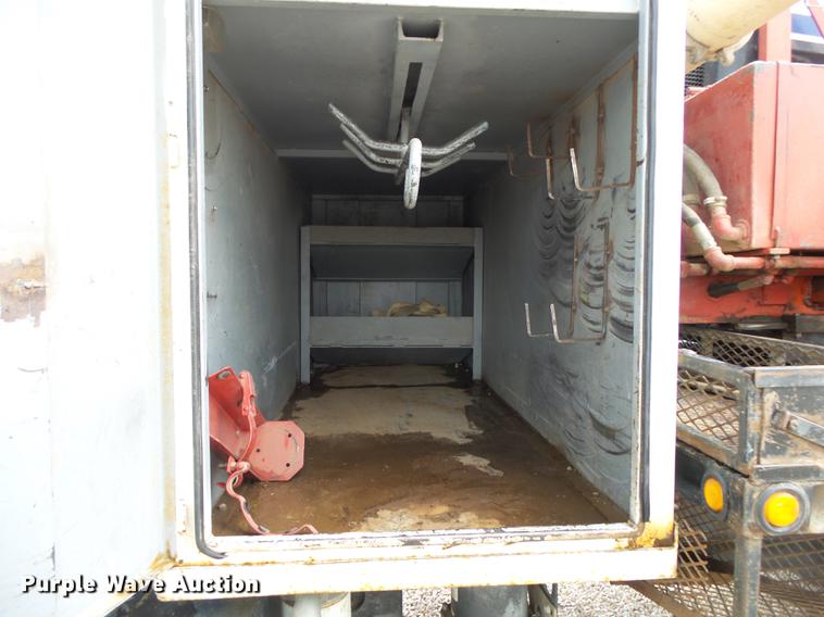 image for item DE3660 2004 International 7400 pressure digger truck