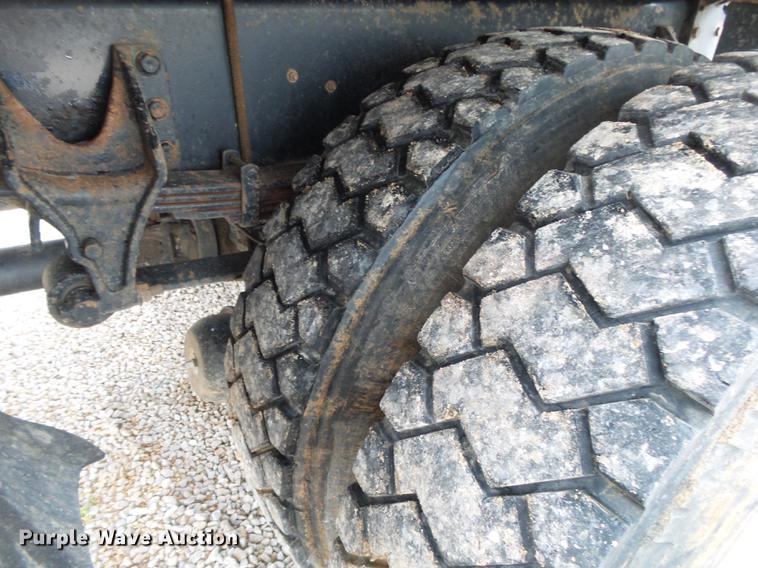 image for item DE3660 2004 International 7400 pressure digger truck