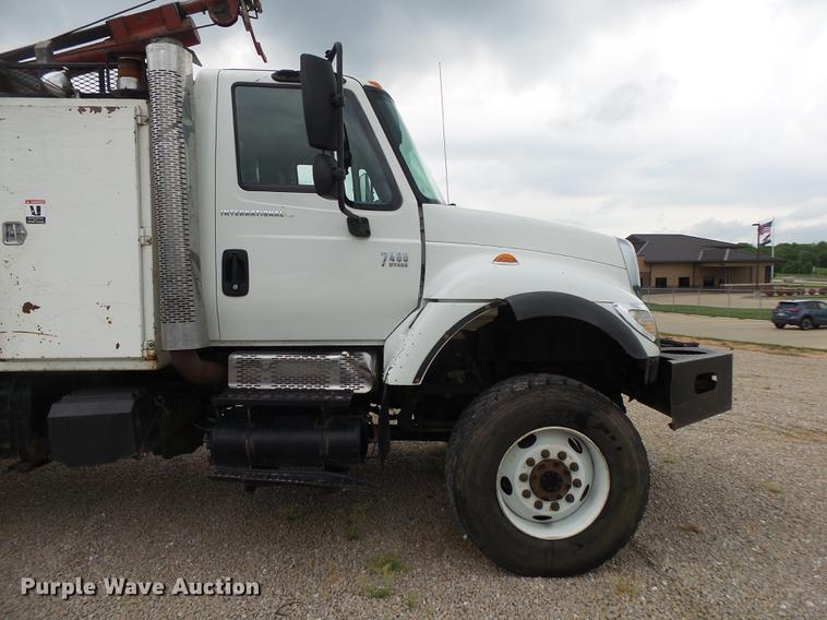 image for item DE3660 2004 International 7400 pressure digger truck