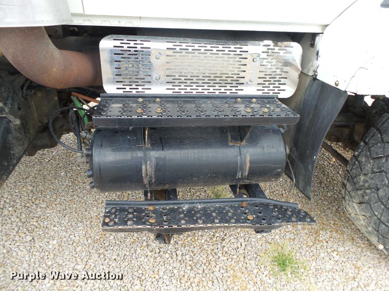 image for item DE3660 2004 International 7400 pressure digger truck