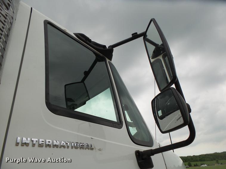 image for item DE3660 2004 International 7400 pressure digger truck