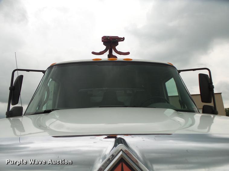 image for item DE3660 2004 International 7400 pressure digger truck