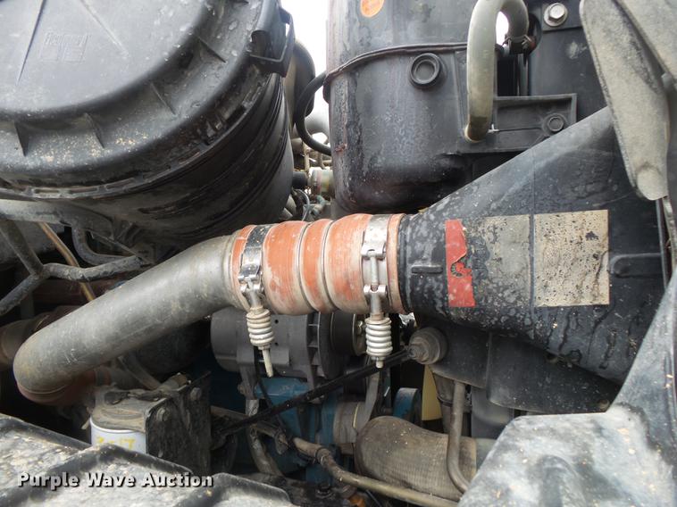 image for item DE3660 2004 International 7400 pressure digger truck