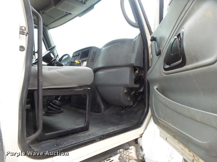 image for item DE3660 2004 International 7400 pressure digger truck