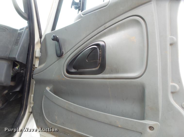 image for item DE3660 2004 International 7400 pressure digger truck