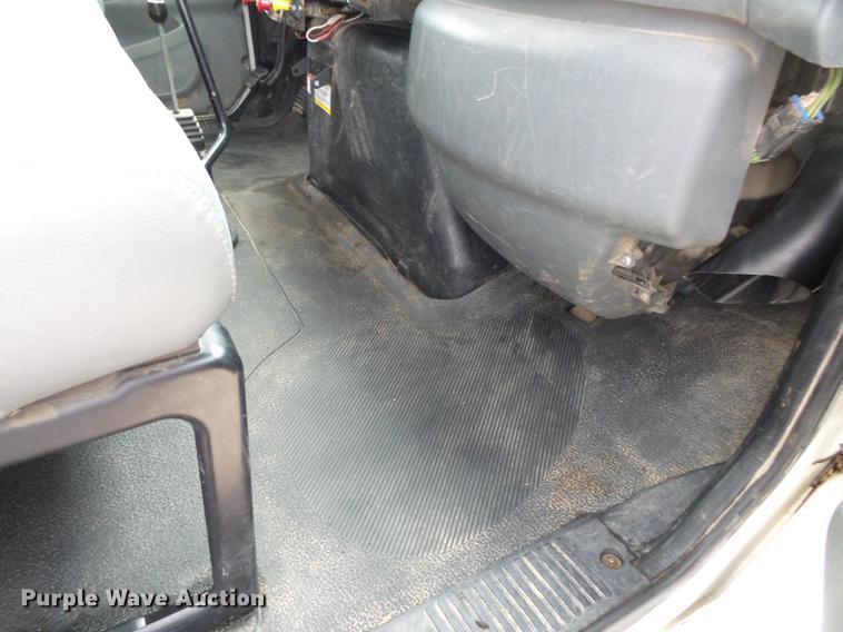 image for item DE3660 2004 International 7400 pressure digger truck