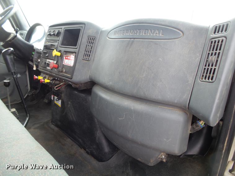 image for item DE3660 2004 International 7400 pressure digger truck