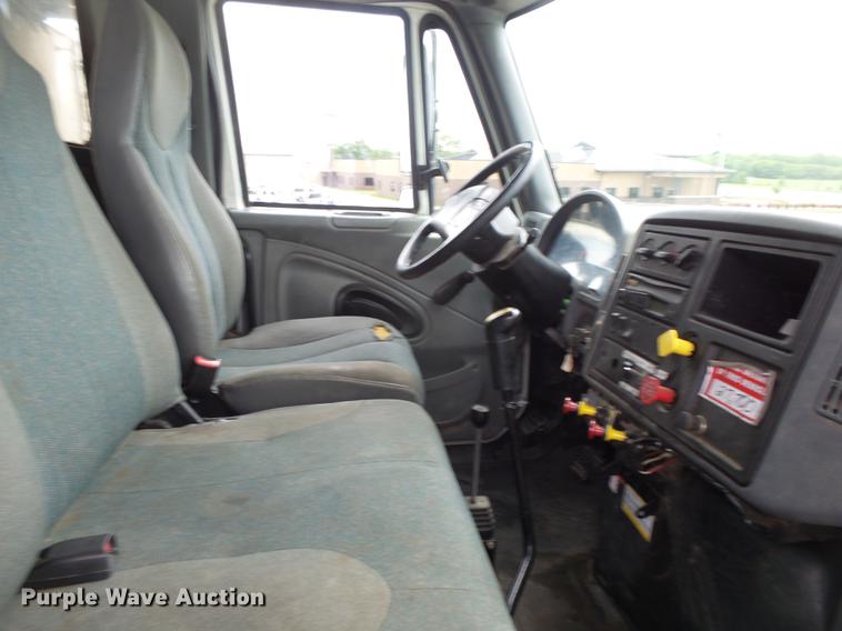 image for item DE3660 2004 International 7400 pressure digger truck