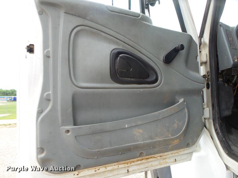 image for item DE3660 2004 International 7400 pressure digger truck