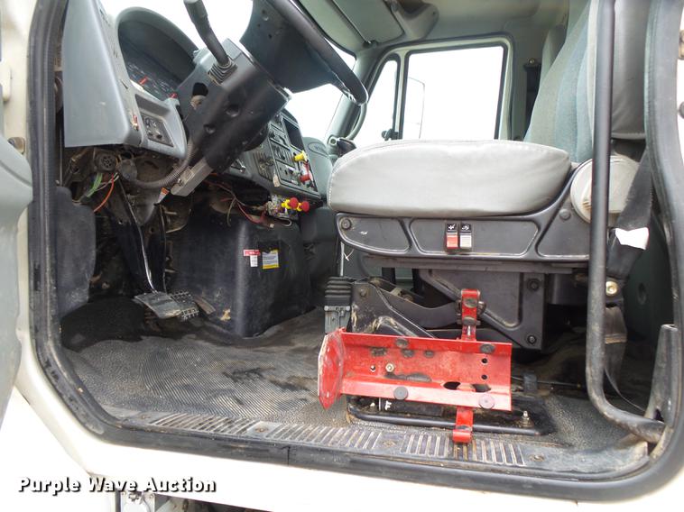 image for item DE3660 2004 International 7400 pressure digger truck