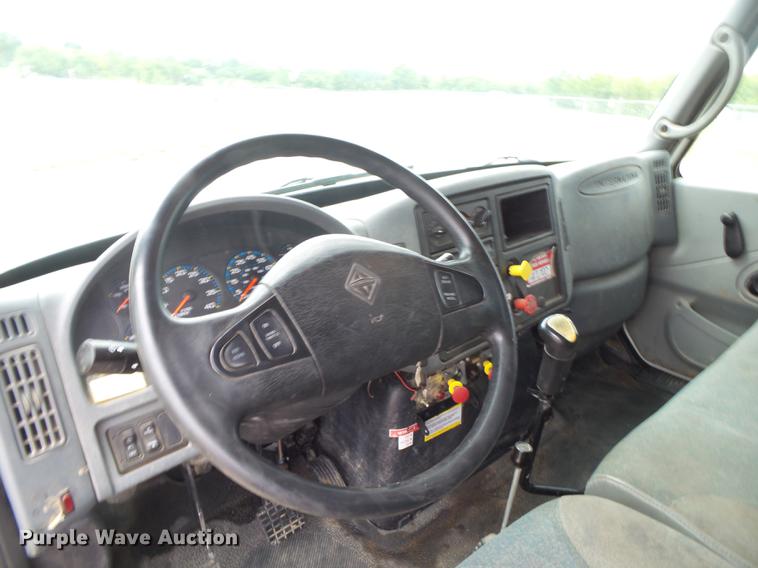 image for item DE3660 2004 International 7400 pressure digger truck