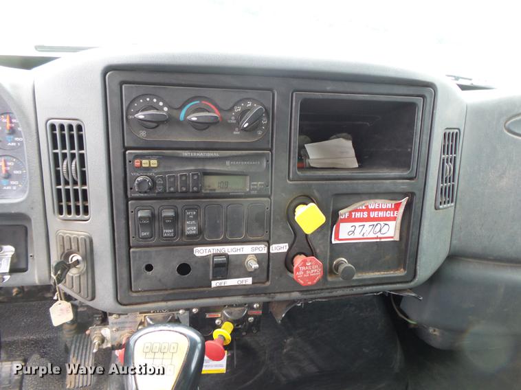 image for item DE3660 2004 International 7400 pressure digger truck