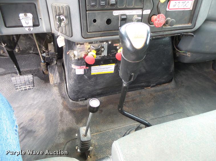 image for item DE3660 2004 International 7400 pressure digger truck