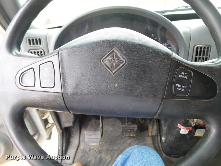 image for item DE3660 2004 International 7400 pressure digger truck