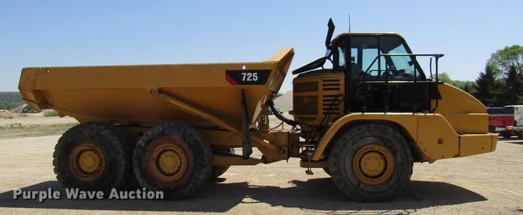 image for item DF3799 2001 Caterpillar 725 haul truck