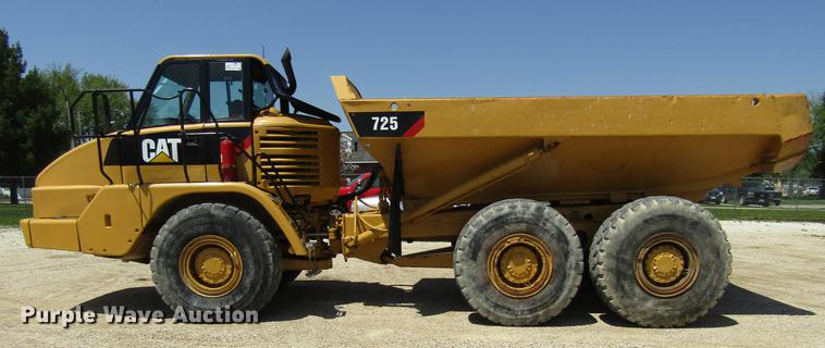 image for item DF3799 2001 Caterpillar 725 haul truck