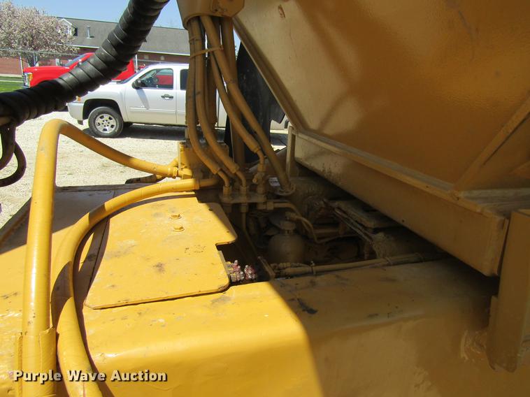 image for item DF3799 2001 Caterpillar 725 haul truck