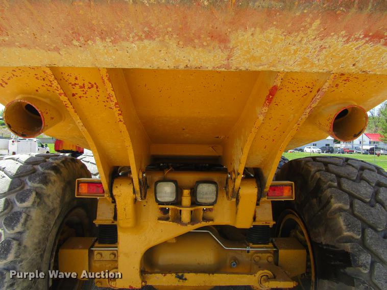 image for item DF3799 2001 Caterpillar 725 haul truck